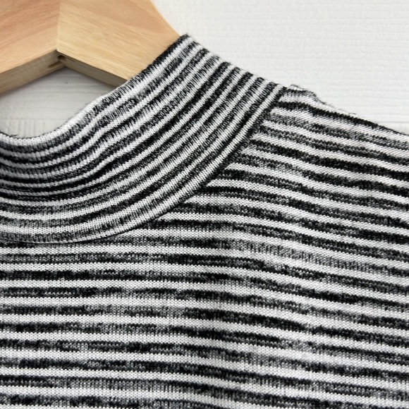 Banana Republic Turtle Neck Tank Top - Picture 3 of 6